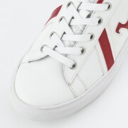 赤のセイバーモデルのスニーカー。