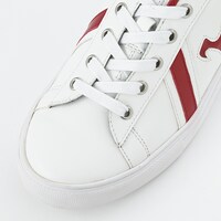 赤のセイバーモデルのスニーカー。