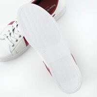 赤のセイバーモデルのスニーカー。