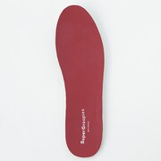 赤のセイバーモデルのスニーカー。