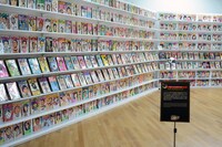 「ビッグコミック50周年展」より、歴代のビッグコミックが並ぶコーナー。