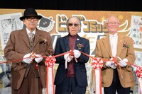 テープカット直前の様子。