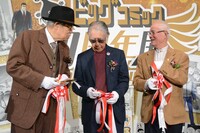 テープカットの様子。