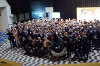 「ビッグコミック50周年展」オープニングセレモニーの来場者たち。