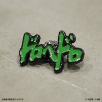 「ドロヘドロ」ロゴのピンバッジ（緑）。