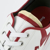 赤のセイバーモデルのスニーカー。