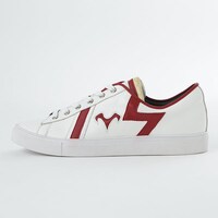 赤のセイバーモデルのスニーカー。