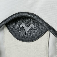 赤のセイバーモデルのバッグ。