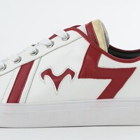 赤のセイバーモデルのスニーカー。