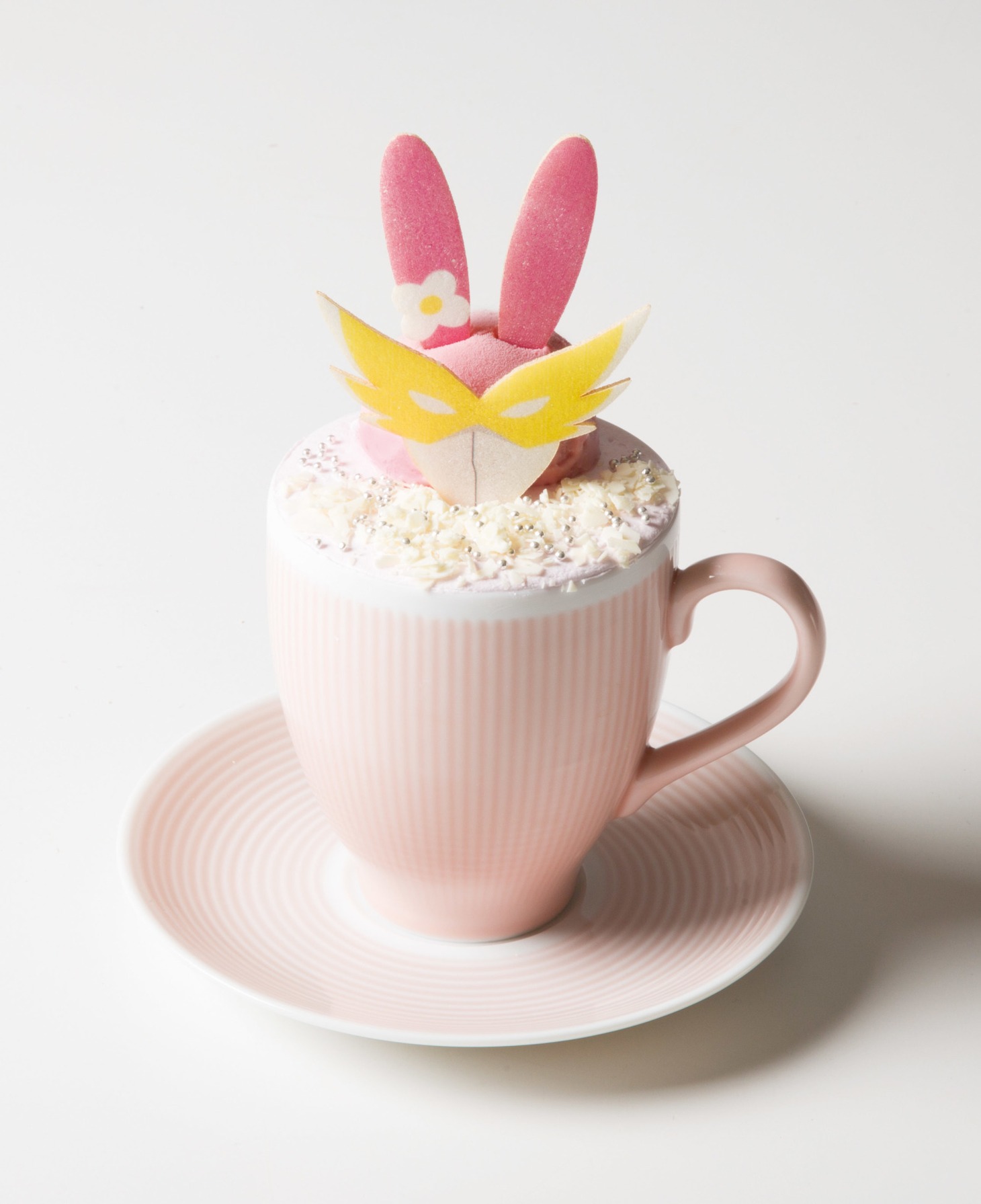 「ピンク色の正義！ウサミミ仮面カップパフェ」。カップの中はスポンジケーキやイチゴソースなど層状に重ねたトライフルになっている。