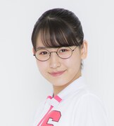 笠原桃奈扮する小幡すずめ。