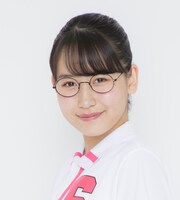 笠原桃奈扮する小幡すずめ。