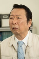 石倉三郎演じる所長。