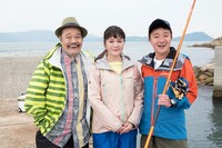 鈴木一之助役の西田敏行（左）、瀬尾希和役の貫地谷しほり（中央）、浜崎伝助役の濱田岳（右）の3ショット。