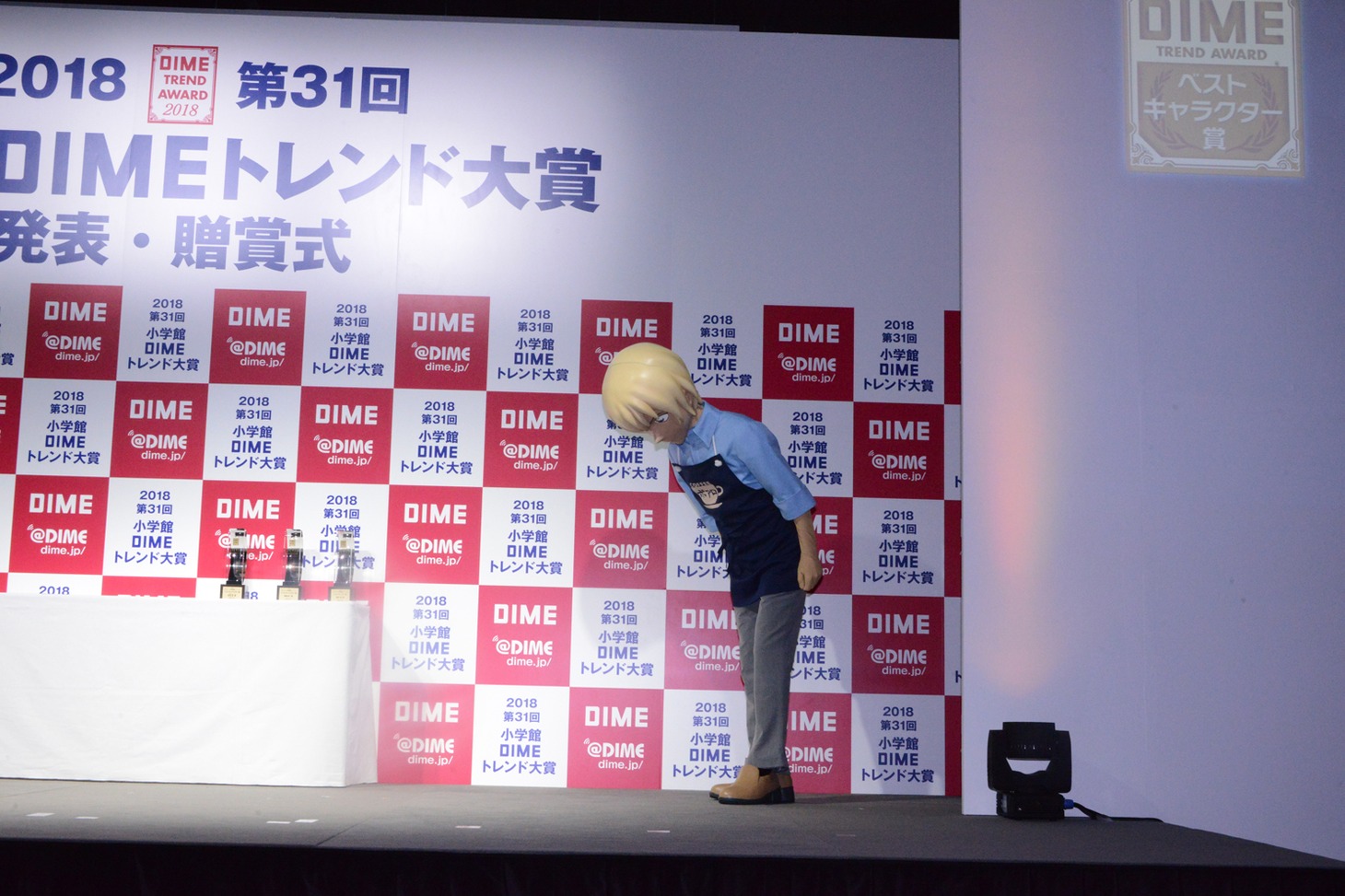 一礼してステージに登壇する安室透。