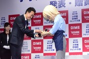DIMEの安田典人編集長からトロフィーを授与される安室透。