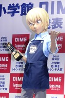 トロフィーを手にする安室透。