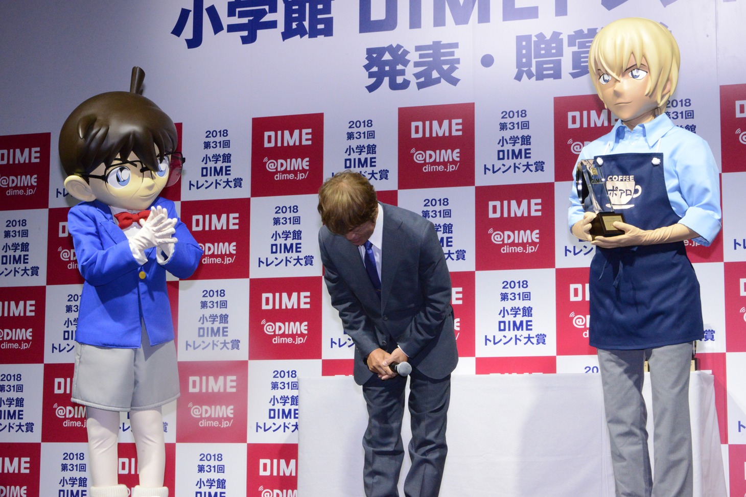古谷徹（中央）と安室透（右）に拍手を贈る江戸川コナン（左）。