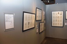 「オノ・ナツメ 1日1キャラクター展」の様子。