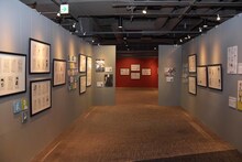 「オノ・ナツメ 1日1キャラクター展」の様子。