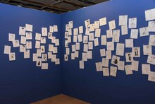 「オノ・ナツメ 1日1キャラクター展」の様子。