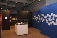 「オノ・ナツメ 1日1キャラクター展」の様子。