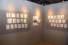 「オノ・ナツメ 1日1キャラクター展」の様子。