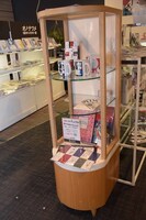 「オノ・ナツメ 1日1キャラクター展」グッズコーナー。