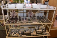 「オノ・ナツメ 1日1キャラクター展」グッズコーナー。