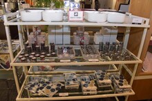 「オノ・ナツメ 1日1キャラクター展」グッズコーナー。