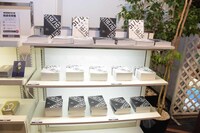 「オノ・ナツメ 1日1キャラクター展」グッズコーナー。「オノ・ナツメ 1日1キャラクター展」グッズコーナー。