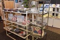 「オノ・ナツメ 1日1キャラクター展」グッズコーナー。