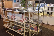 「オノ・ナツメ 1日1キャラクター展」グッズコーナー。