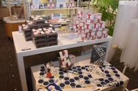 「オノ・ナツメ 1日1キャラクター展」グッズコーナー。