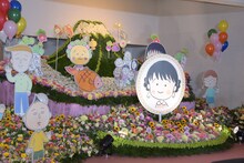 さくらももこのイラストをもとに、さくらプロダクションがデザインした祭壇。