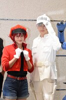 左から赤血球役の七木奏音、白血球（好中球）役の和田雅成。