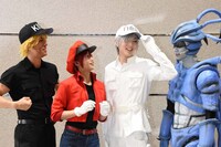 囲み取材の様子。