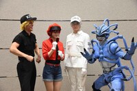 囲み取材の様子。