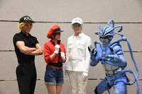 囲み取材の様子。