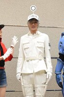 頭上のレセプターを立ててみせる和田雅成。