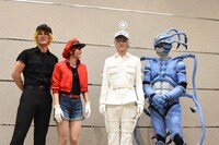 囲み取材の様子。