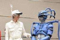 仲が良さそうに語り合う白血球（好中球）役の和田雅成、肺炎球菌役の馬場良馬。