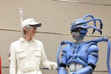 仲が良さそうに語り合う白血球（好中球）役の和田雅成、肺炎球菌役の馬場良馬。