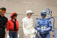 囲み取材の様子。