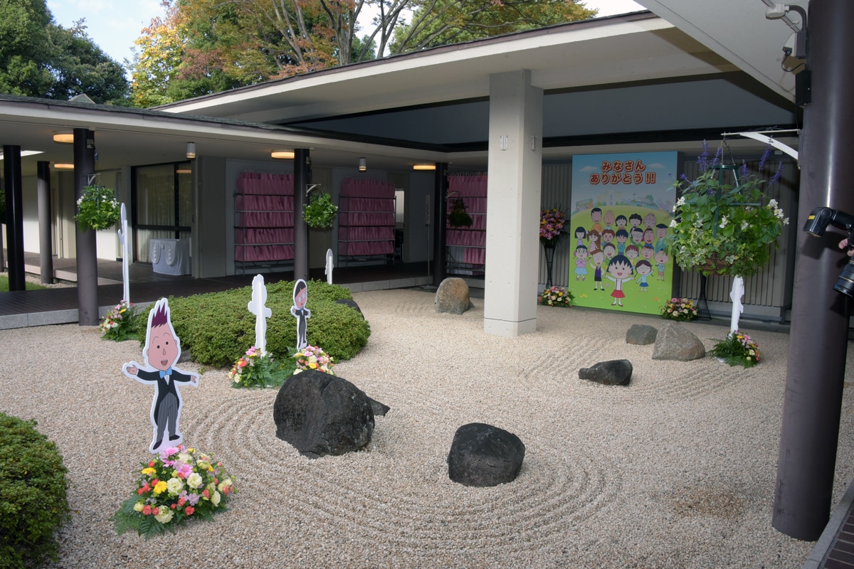 式場前の庭園。