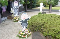 式場前の庭園。