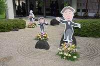 式場前の庭園。