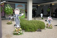 式場前の庭園。