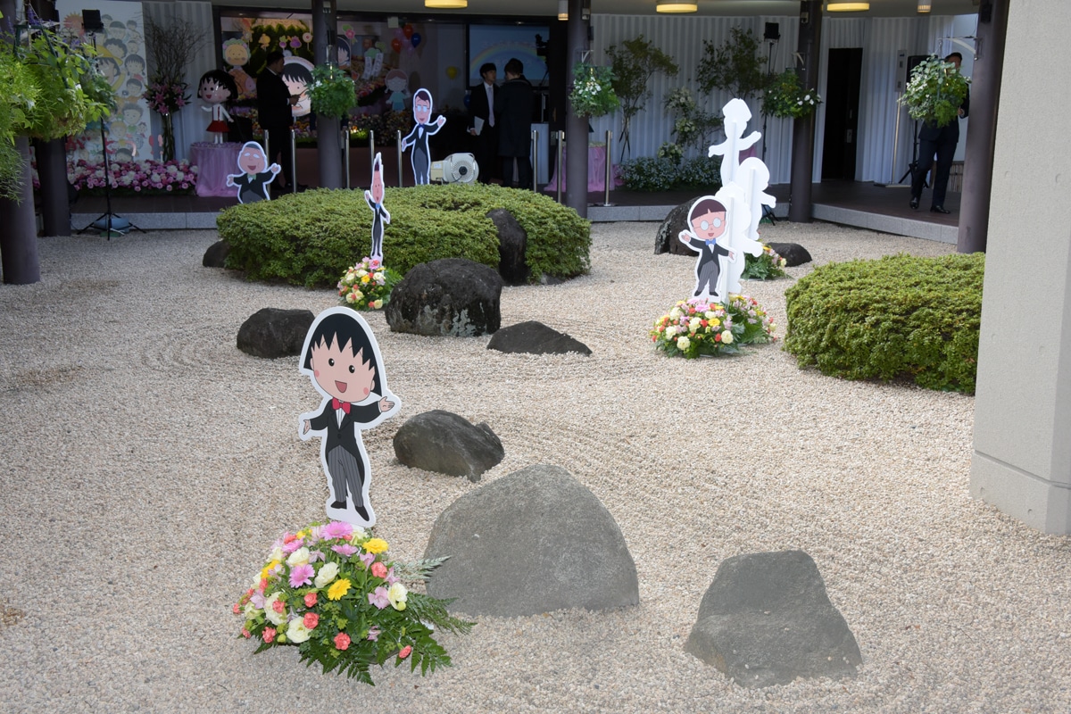 式場前の庭園。