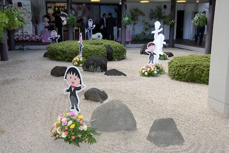 式場前の庭園。